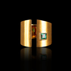 18K Gold Round Crevasse Ring with Green Emerald