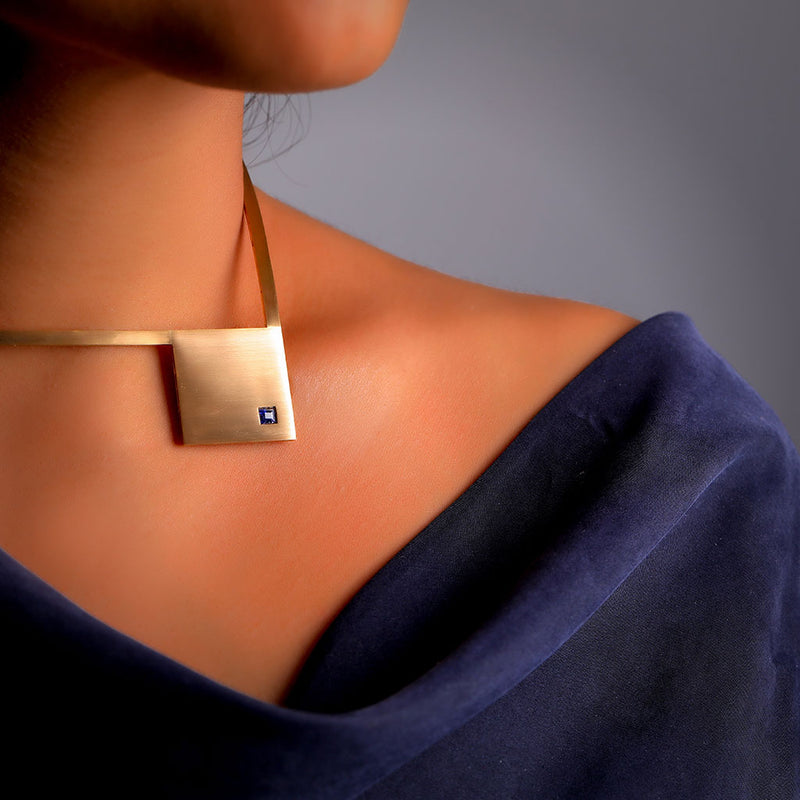 18K Gold Cuff Necklace Quadrat with Blue Sapphire